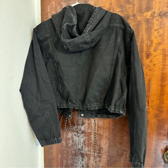 Cropped black jean jacket. - Picture 2 of 3